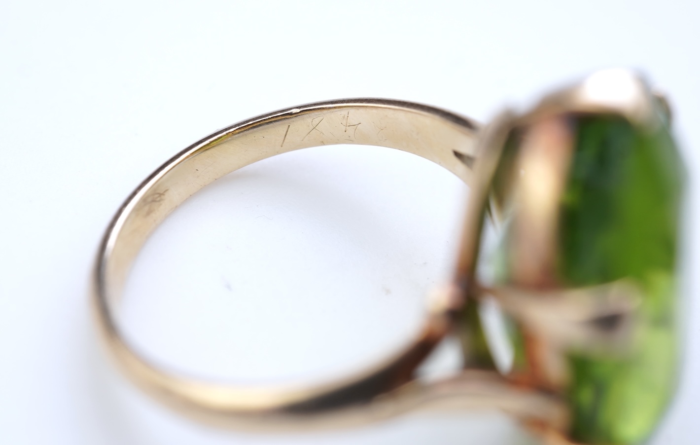A peridot ring, early 20th century